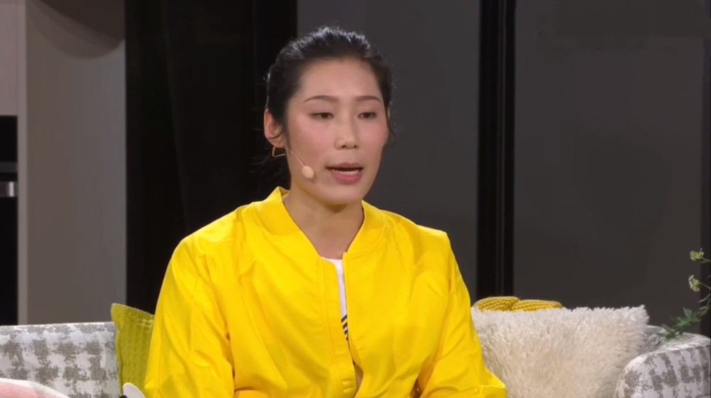 美女把尿口扒开给男人舔